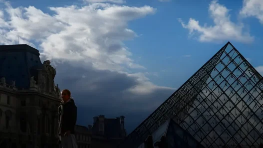 Arrestation de Deux Suspects dans l'Affaire du Vol de Bijoux au Musée du Louvre ; l'un S'apprêtait à Fuir en Algérie