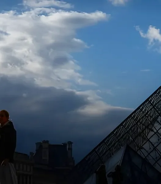 Arrestation de Deux Suspects dans l'Affaire du Vol de Bijoux au Musée du Louvre ; l'un S'apprêtait à Fuir en Algérie