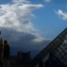 Arrestation de Deux Suspects dans l'Affaire du Vol de Bijoux au Musée du Louvre ; l'un S'apprêtait à Fuir en Algérie