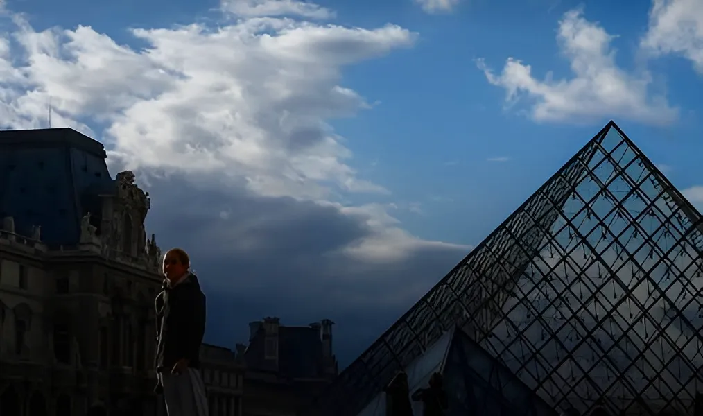 Arrestation de Deux Suspects dans l’Affaire du Vol de Bijoux au Musée du Louvre ; l’un S’apprêtait à Fuir en Algérie