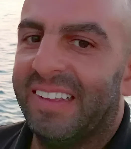 Samir Zitouni Un cheminot héroïque sauve des passagers d’une attaque au couteau dans un train britannique 🚆