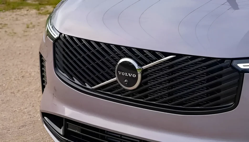 Volvo, Pionnier de la Transition Verte, Navigue en Eaux Incertaines face à l'Électrification