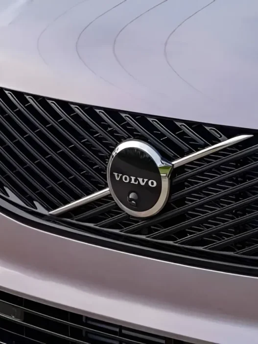 Volvo, Pionnier de la Transition Verte, Navigue en Eaux Incertaines face à l'Électrification