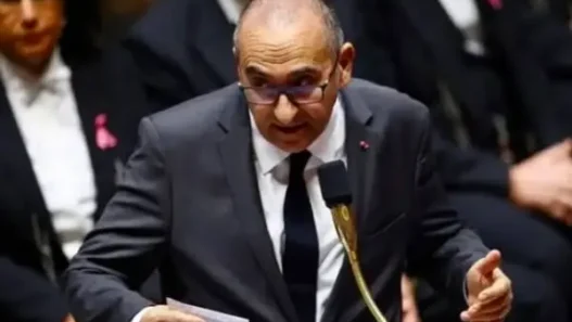 Le ministre de l’Intérieur français s’oppose à l’interdiction du port du hijab pour les mineures