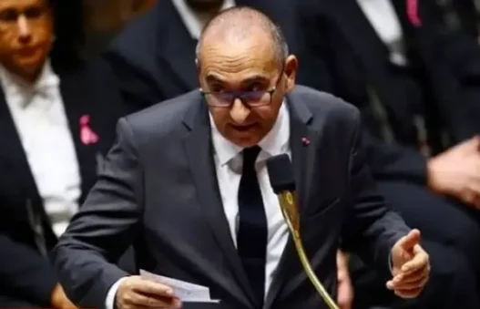 Le ministre de l’Intérieur français s’oppose à l’interdiction du port du hijab pour les mineures