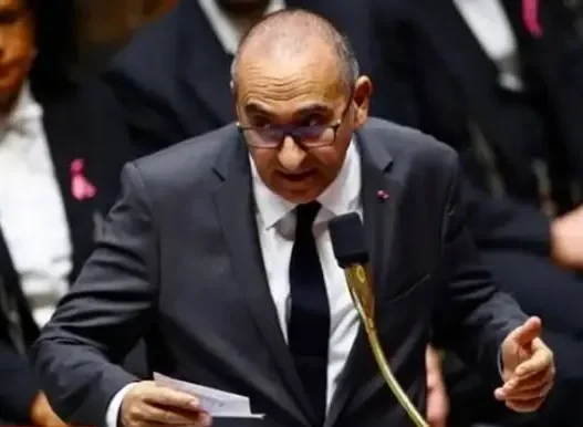 Le ministre de l’Intérieur français s’oppose à l’interdiction du port du hijab pour les mineures